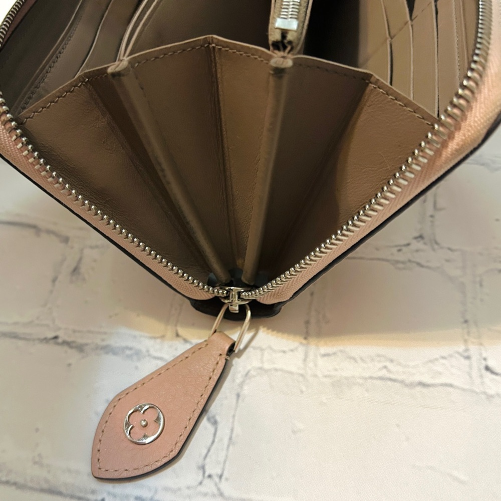 Louis Vuitton Comete Zip Wallet - Full Set. Gorgeous Light Pink W/ Taupe Inside. - Picture 6 of 16